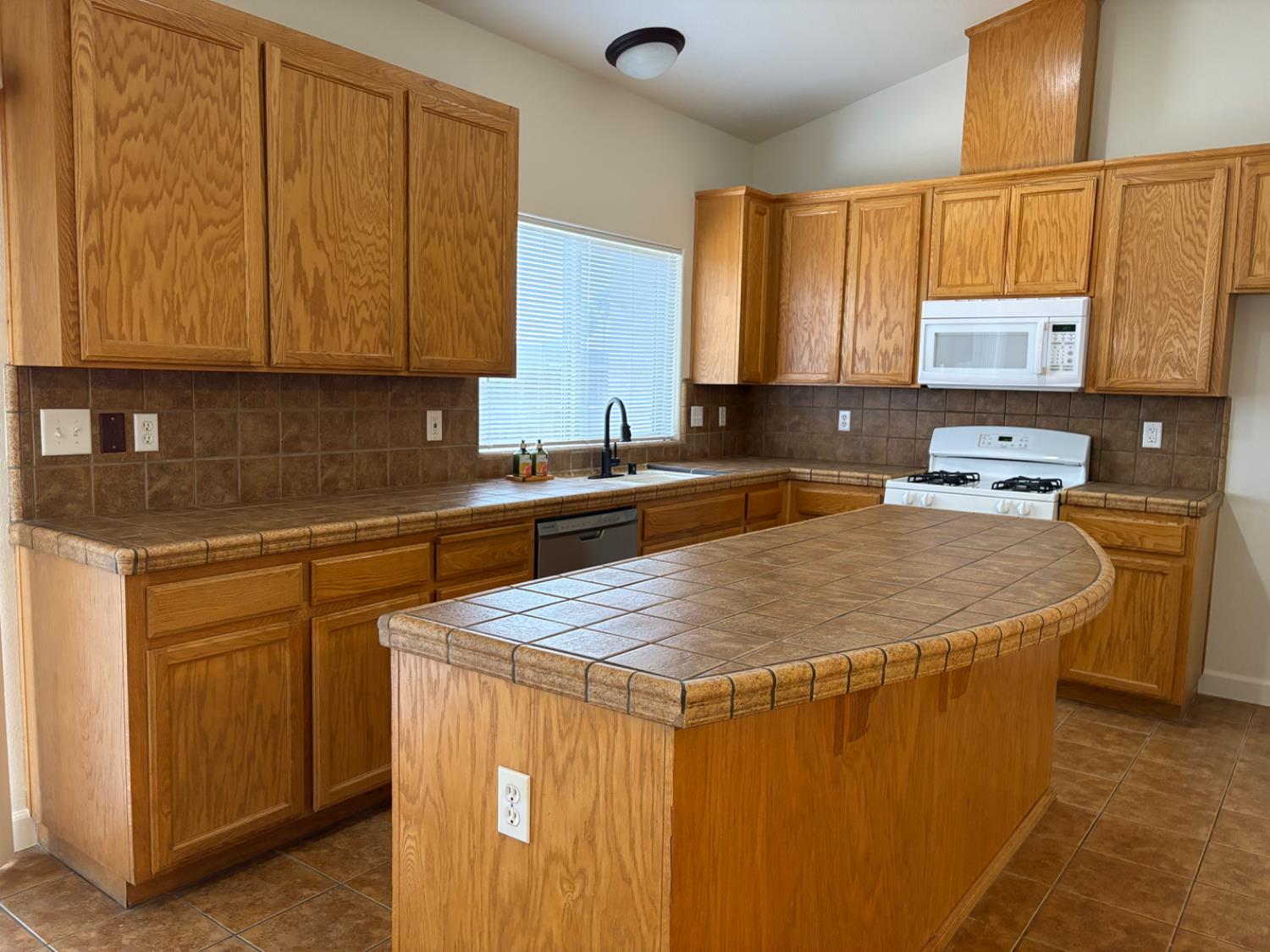 736 Elmwood Dr, Los Banos, CA 93635