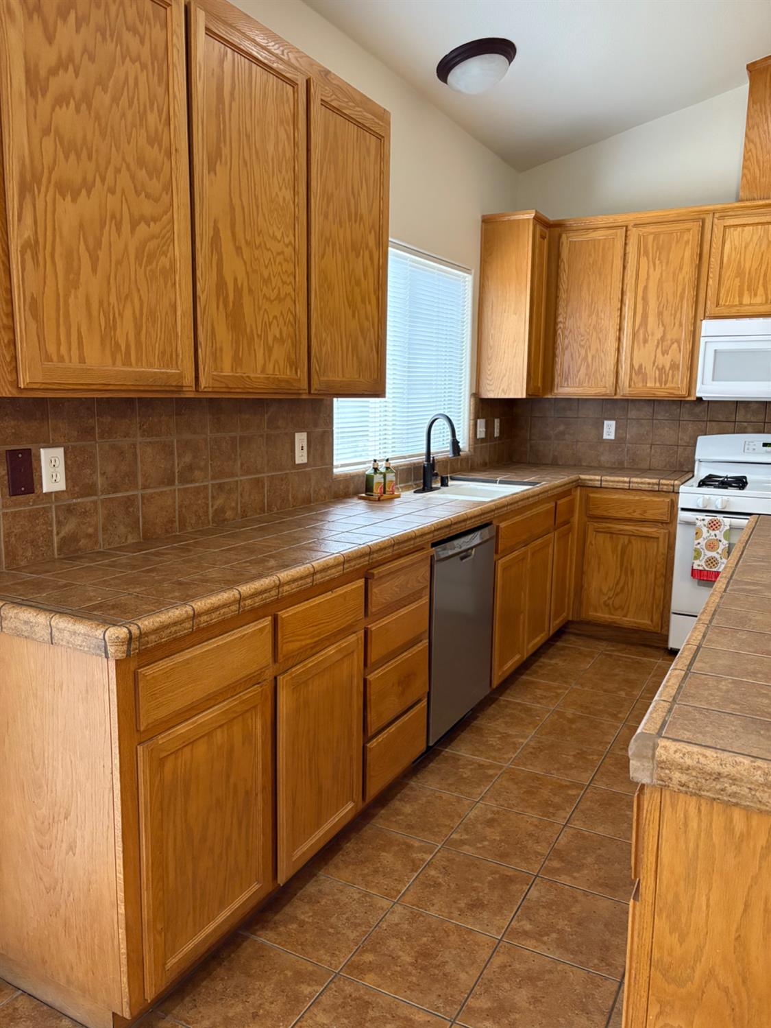 736 Elmwood Dr, Los Banos, CA 93635