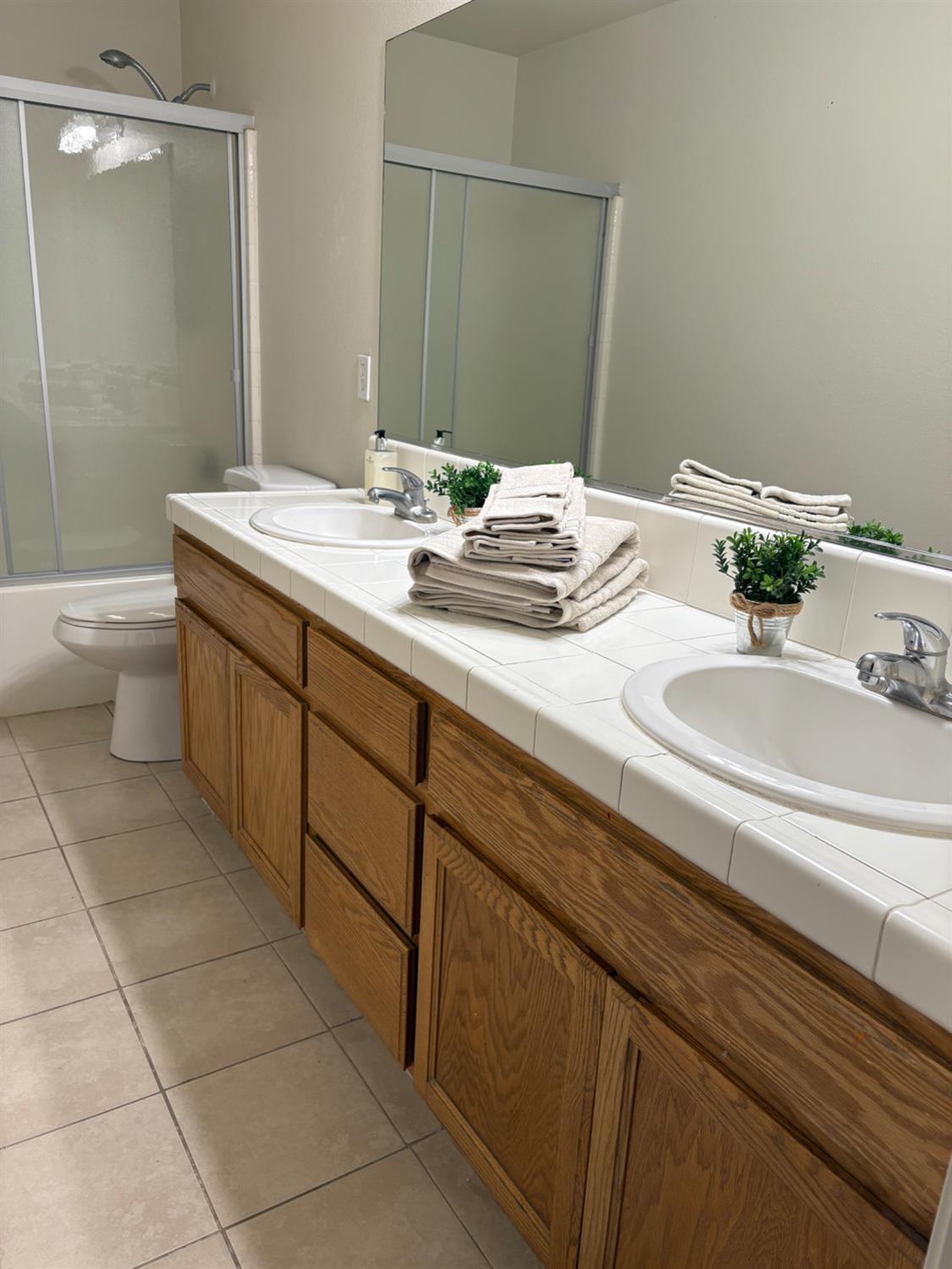 736 Elmwood Dr, Los Banos, CA 93635