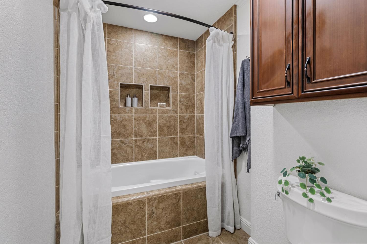 1213 Lexington Dr, Modesto, CA 95350