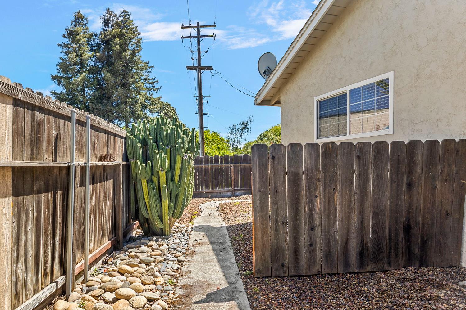 1213 Lexington Dr, Modesto, CA 95350