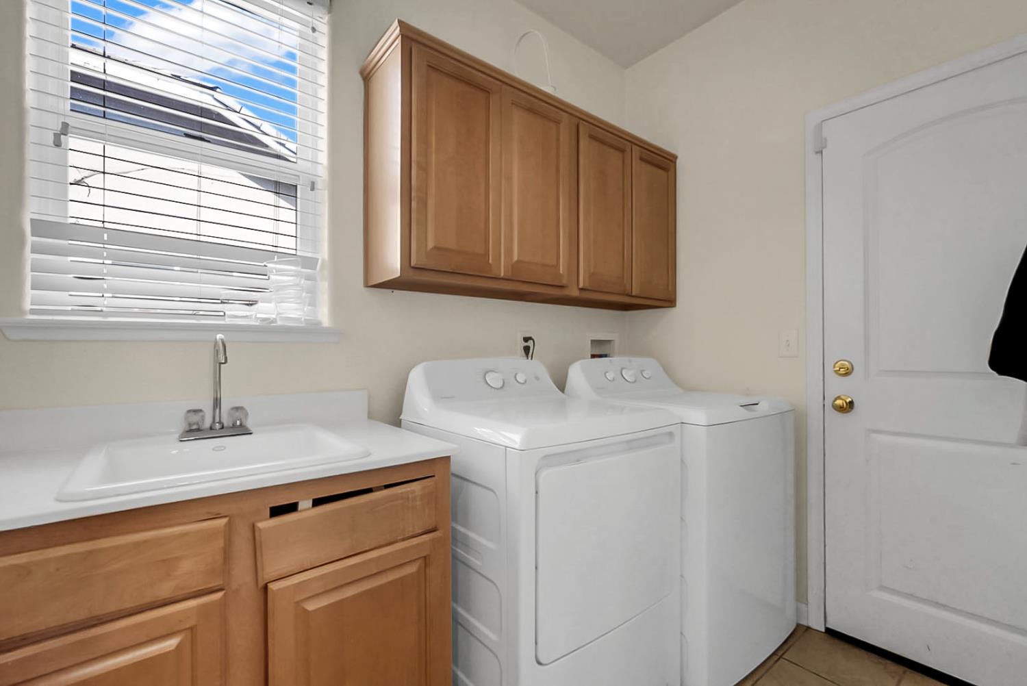 3437 Summer Dr, Modesto, CA 95355