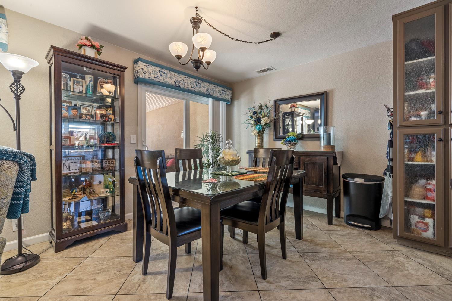 1137 Cedar Creek Dr #4, Modesto, CA 95355