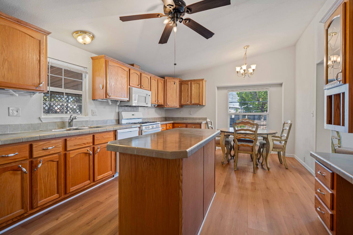 2621 Prescott Rd #17, Modesto, CA 95350