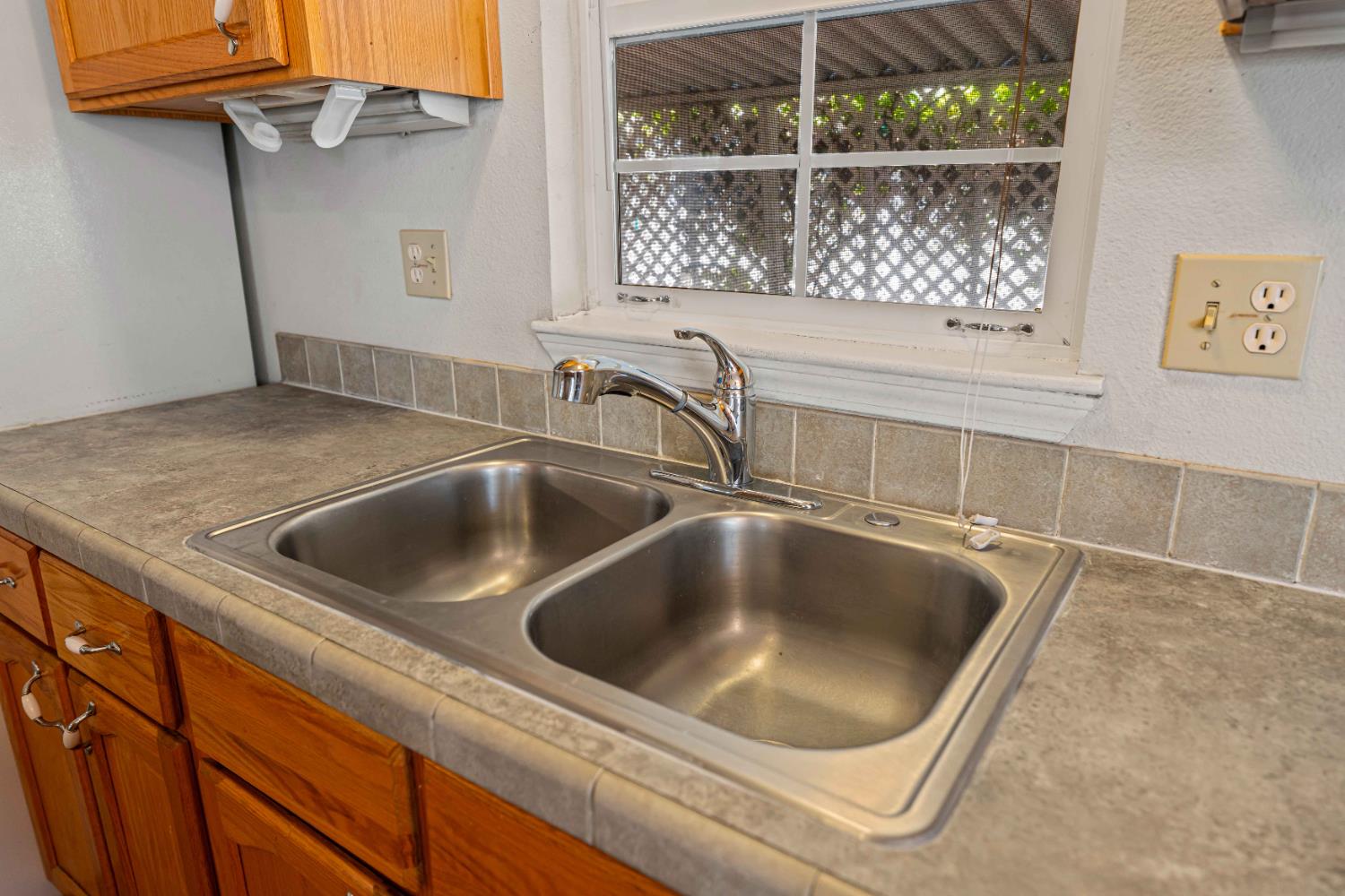 2621 Prescott Rd #17, Modesto, CA 95350