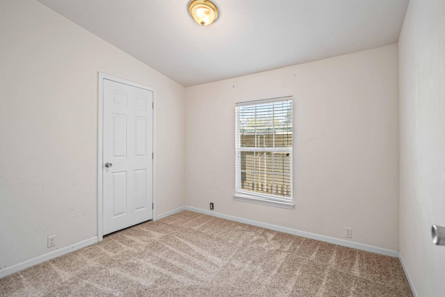 2621 Prescott Rd #17, Modesto, CA 95350