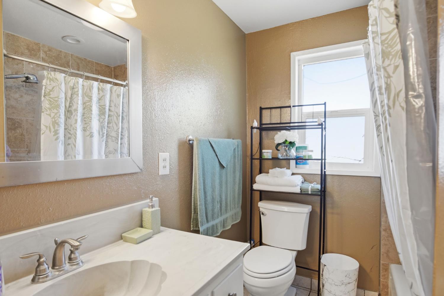 2406 S Walnut Rd, Turlock, CA 95380