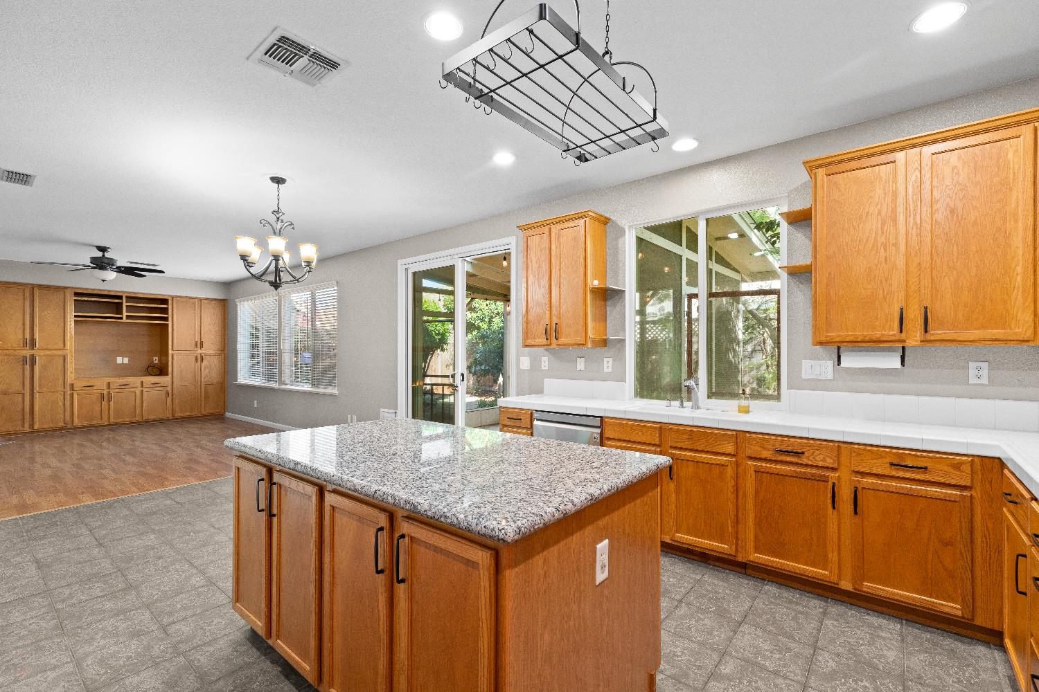 821 Hometown Way, Modesto, CA 95356