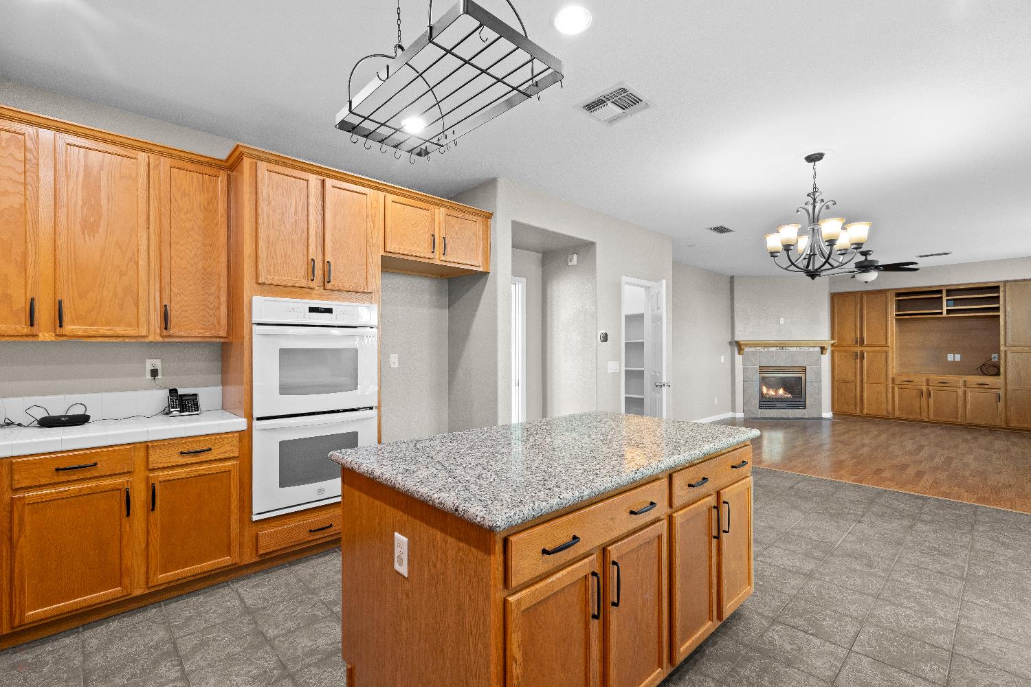 821 Hometown Way, Modesto, CA 95356