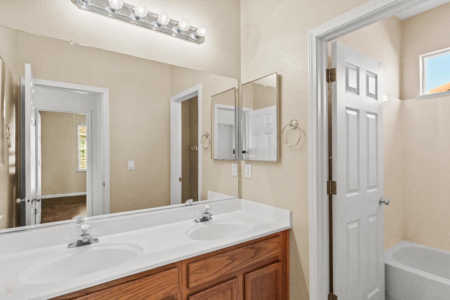 821 Hometown Way, Modesto, CA 95356