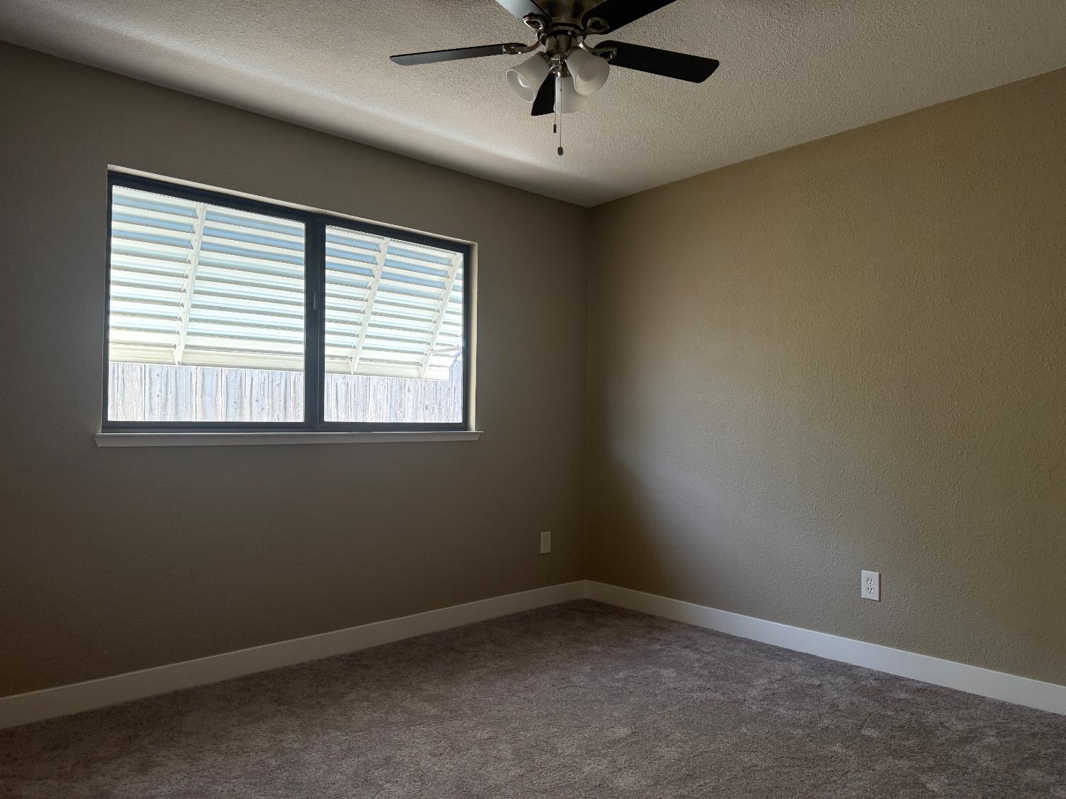 1950 Blue Spruce Dr, Oakdale, CA 95361