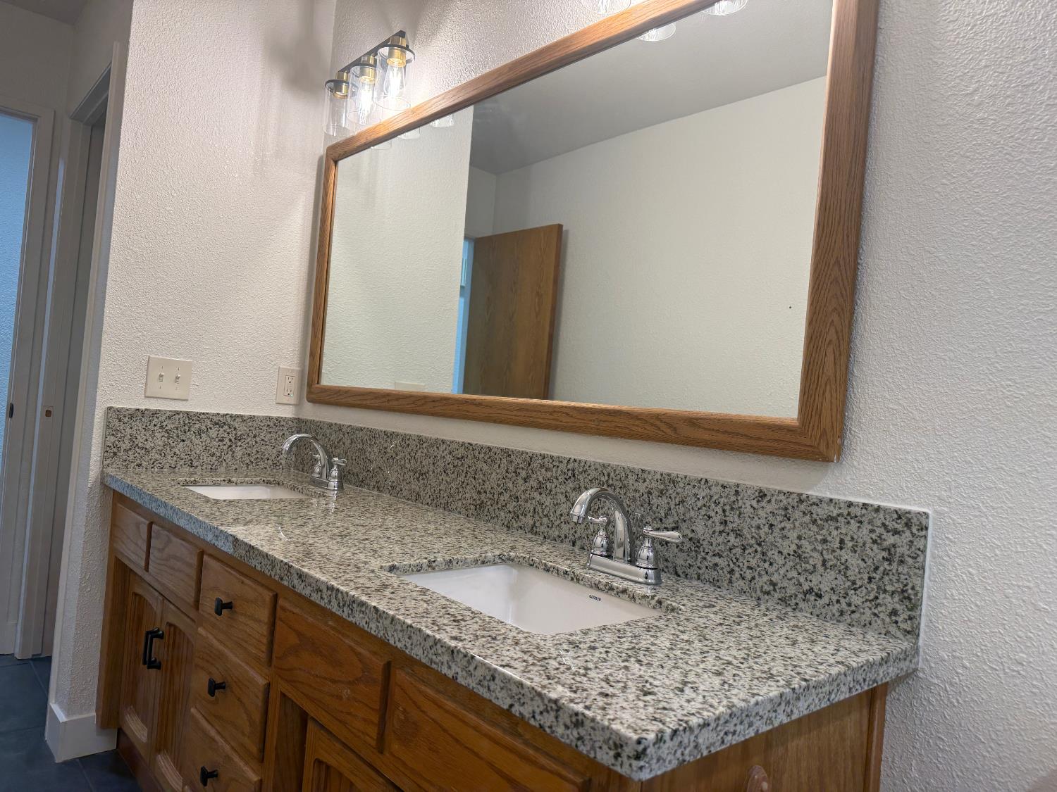 1950 Blue Spruce Dr, Oakdale, CA 95361