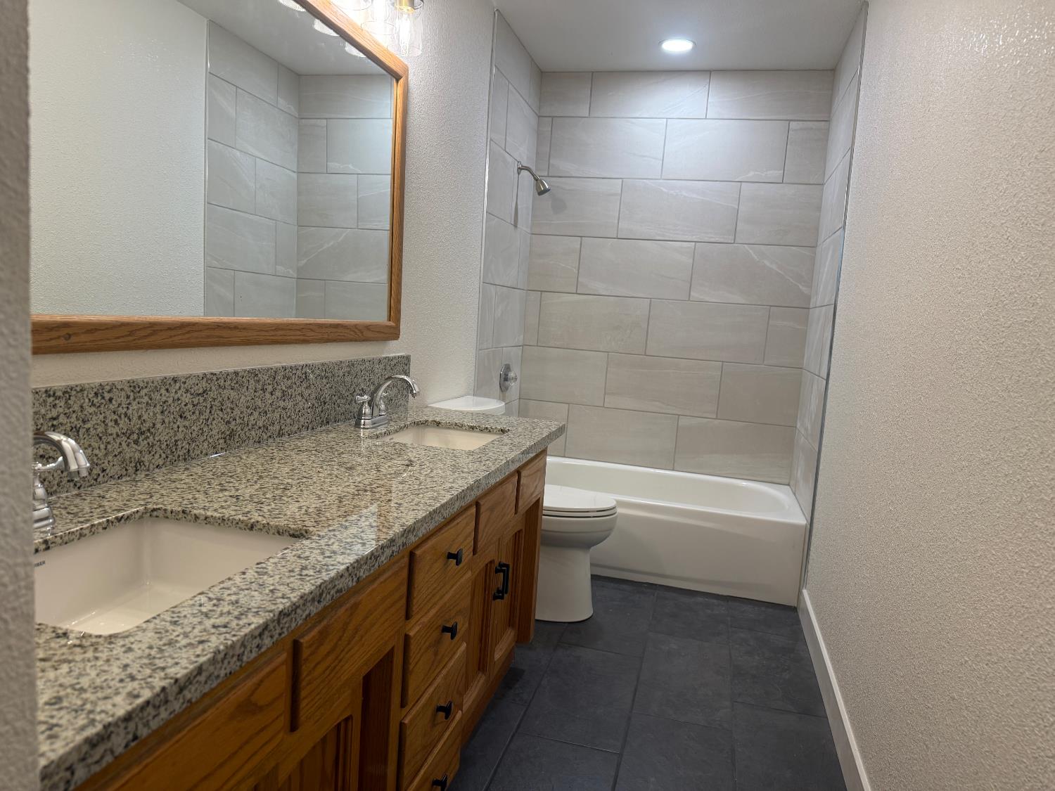 1950 Blue Spruce Dr, Oakdale, CA 95361