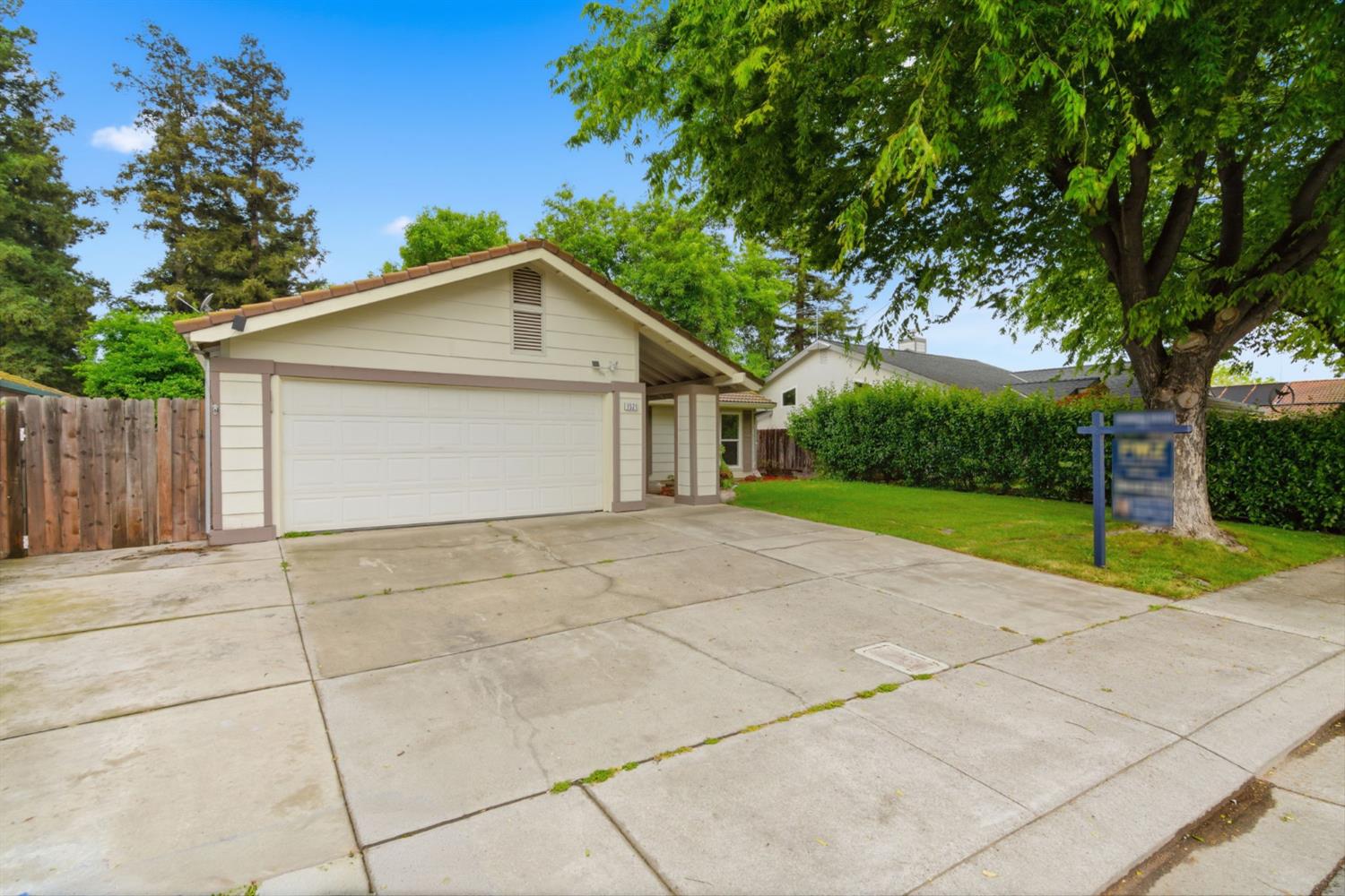 1521 January Dr, Modesto, CA 95358
