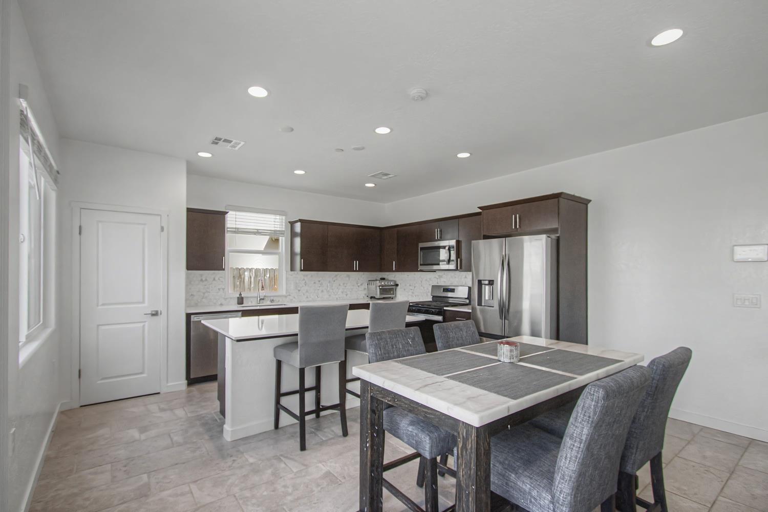 1183 Ponderosa Way, Madera, CA 93636