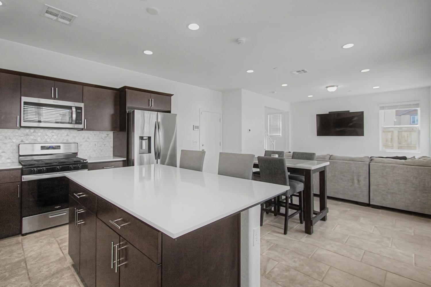 1183 Ponderosa Way, Madera, CA 93636