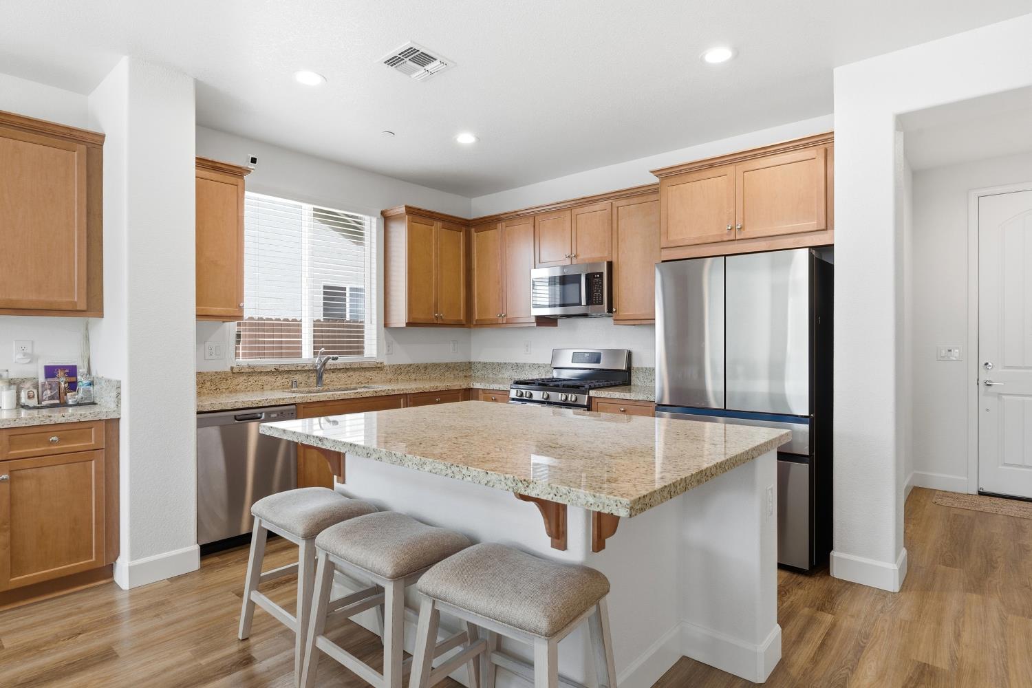 2086 Grapevine Dr, Livingston, CA 95334