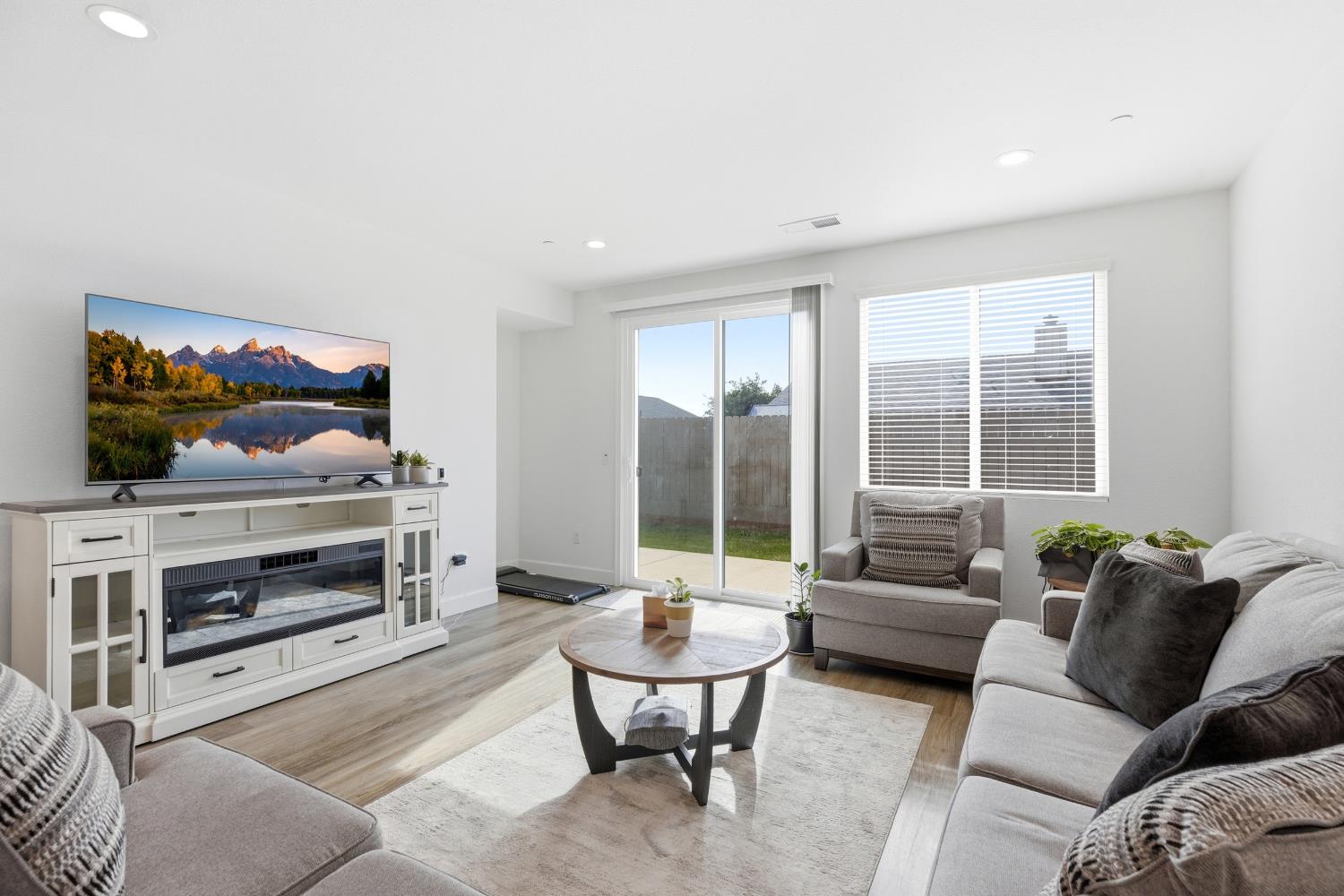 2086 Grapevine Dr, Livingston, CA 95334