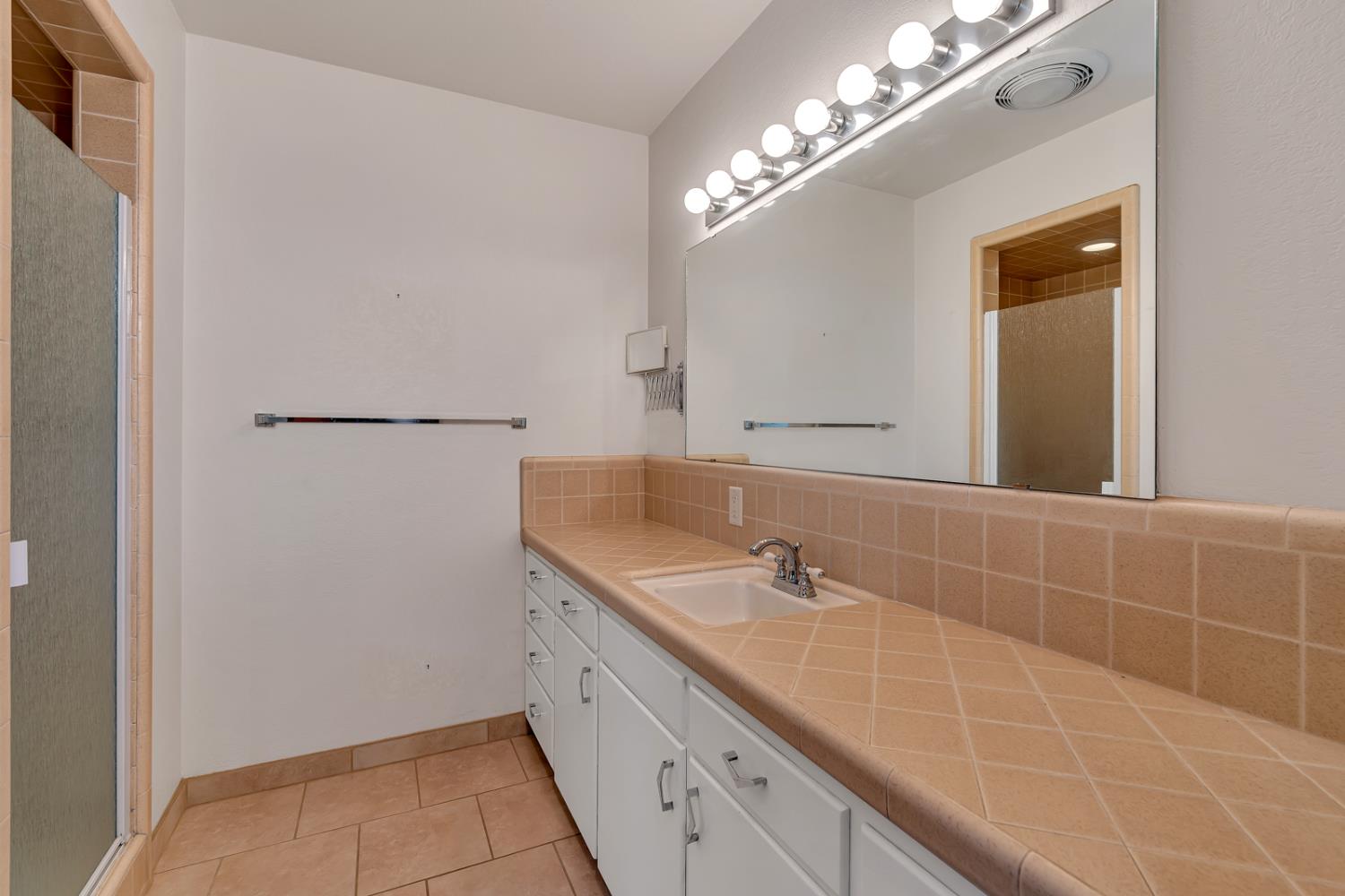 1502 Paradise Lane, Los Banos, CA 93635