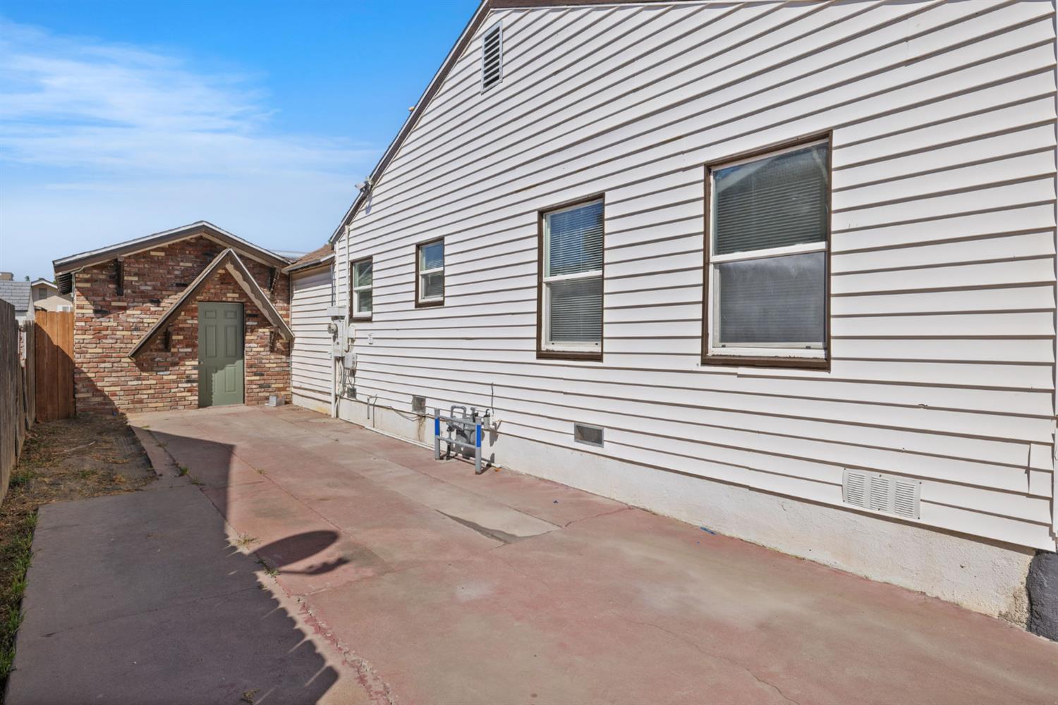 210 E Bush St, Lemoore, CA 93245