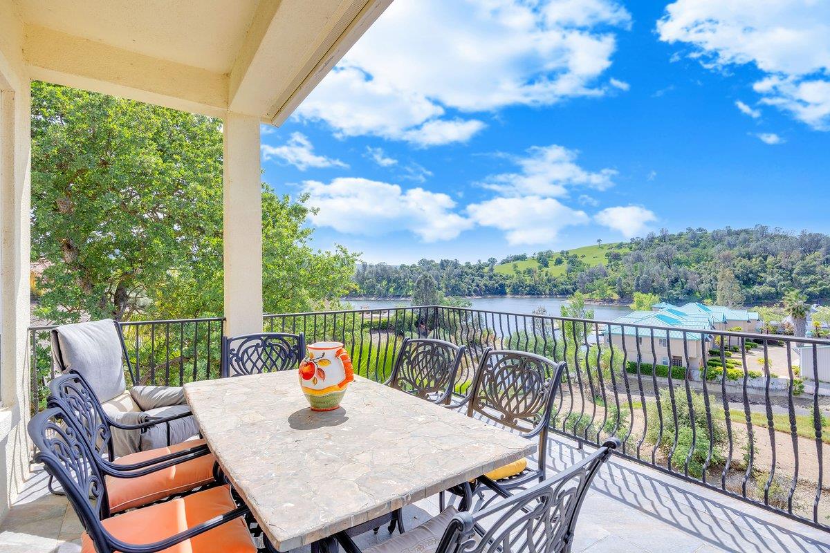 33 Aurora Ln, Copperopolis, CA 95228