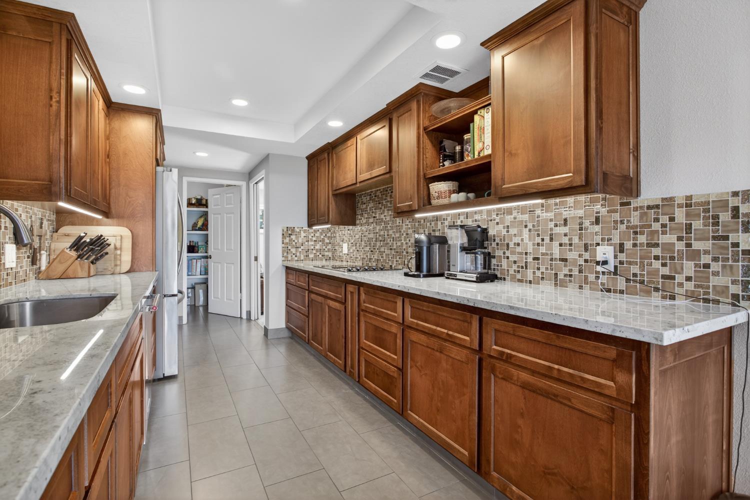 1729 Edgebrook Dr #A, Modesto, CA 95354