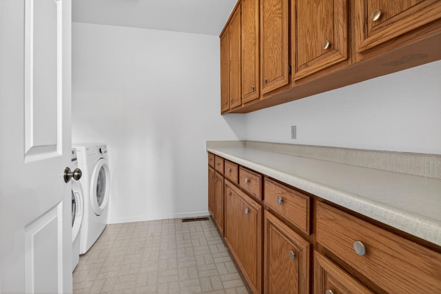 1729 Edgebrook Dr #A, Modesto, CA 95354