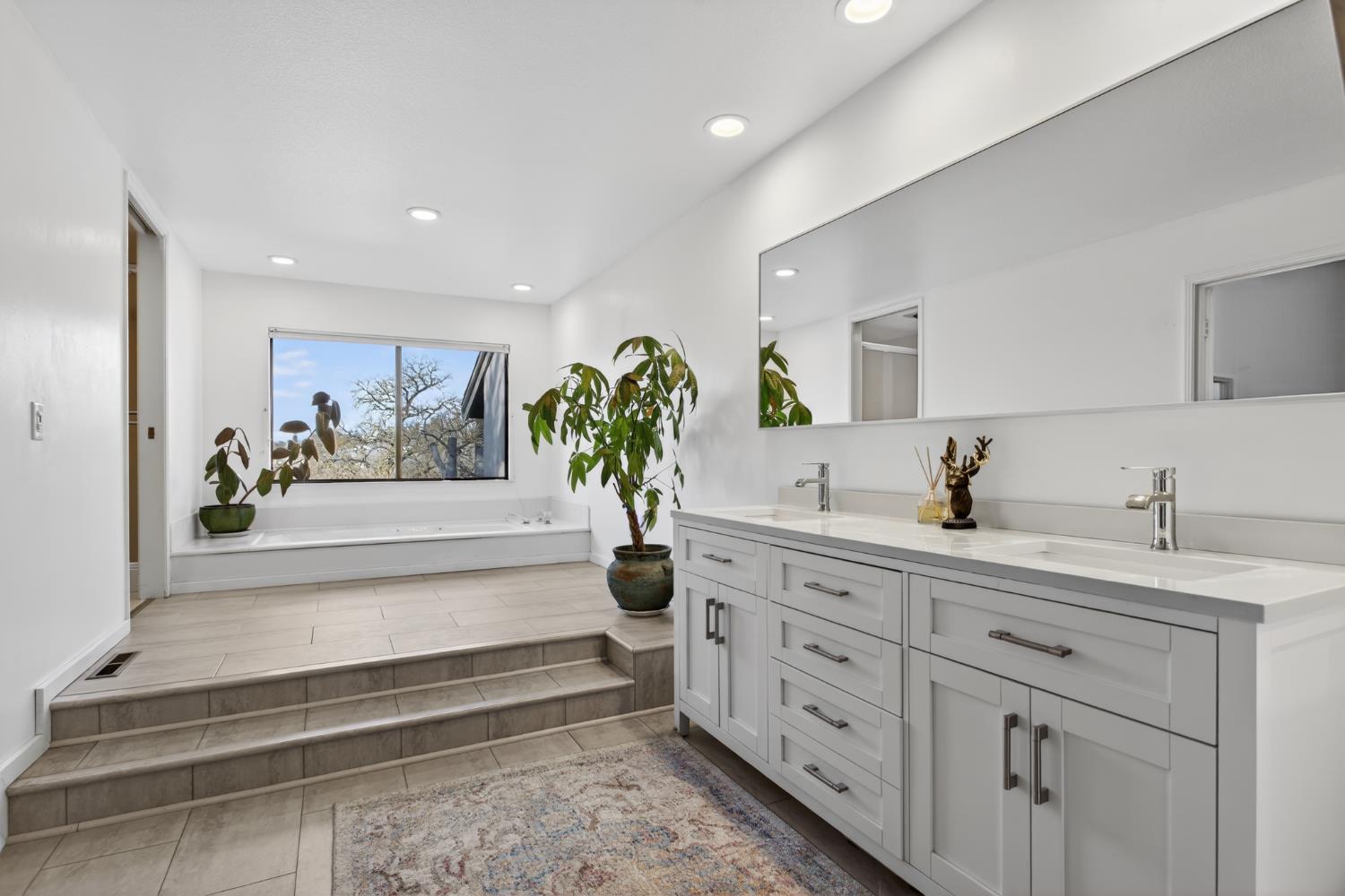 1729 Edgebrook Dr #A, Modesto, CA 95354