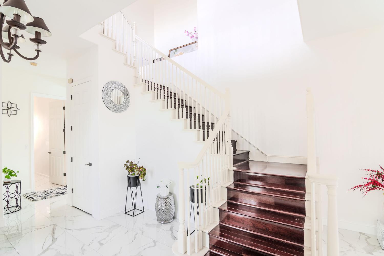 2105 Steinbeck Dr, Modesto, CA 95356