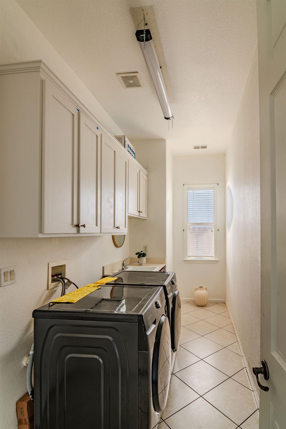 2105 Steinbeck Dr, Modesto, CA 95356