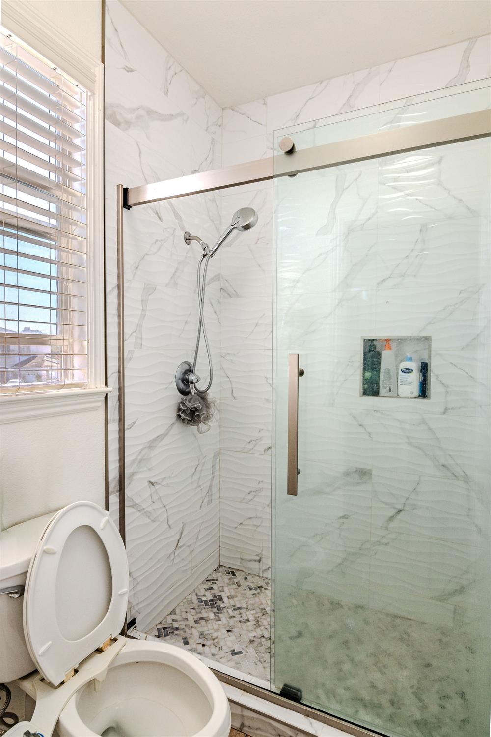 2105 Steinbeck Dr, Modesto, CA 95356