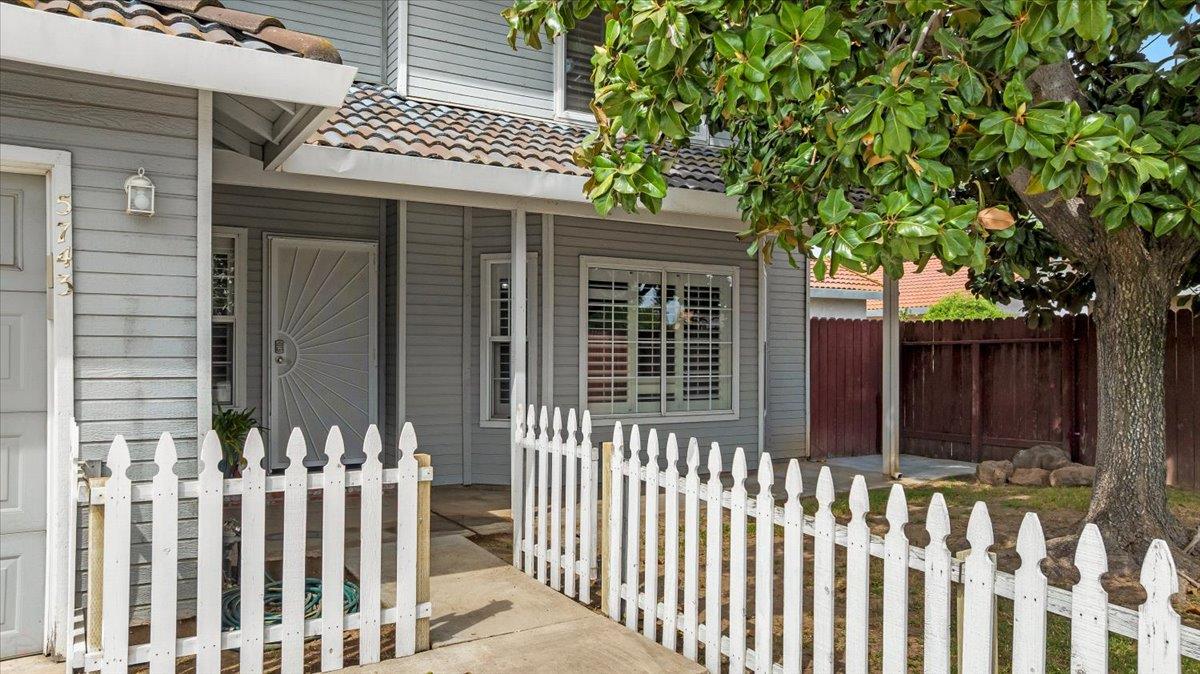 5743 Prince Edward Ln, Riverbank, CA 95367