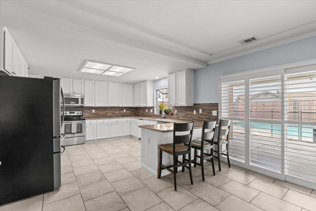 5743 Prince Edward Ln, Riverbank, CA 95367