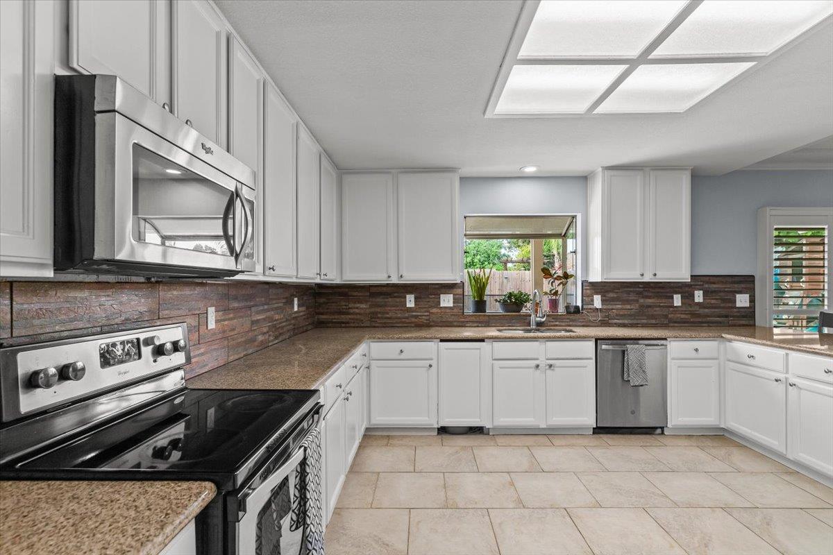 5743 Prince Edward Ln, Riverbank, CA 95367