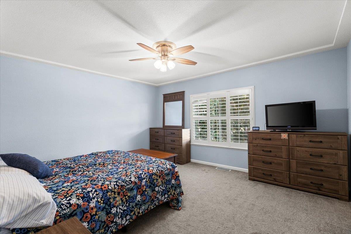 5743 Prince Edward Ln, Riverbank, CA 95367