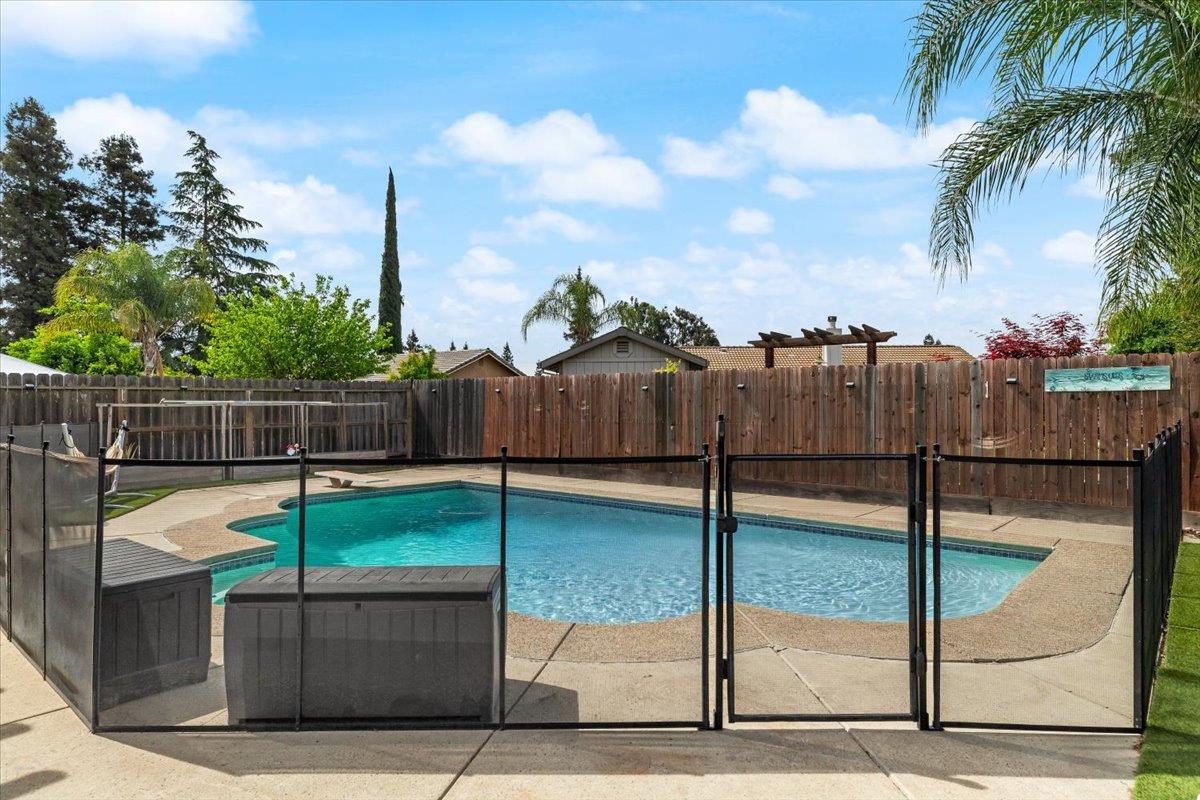 5743 Prince Edward Ln, Riverbank, CA 95367