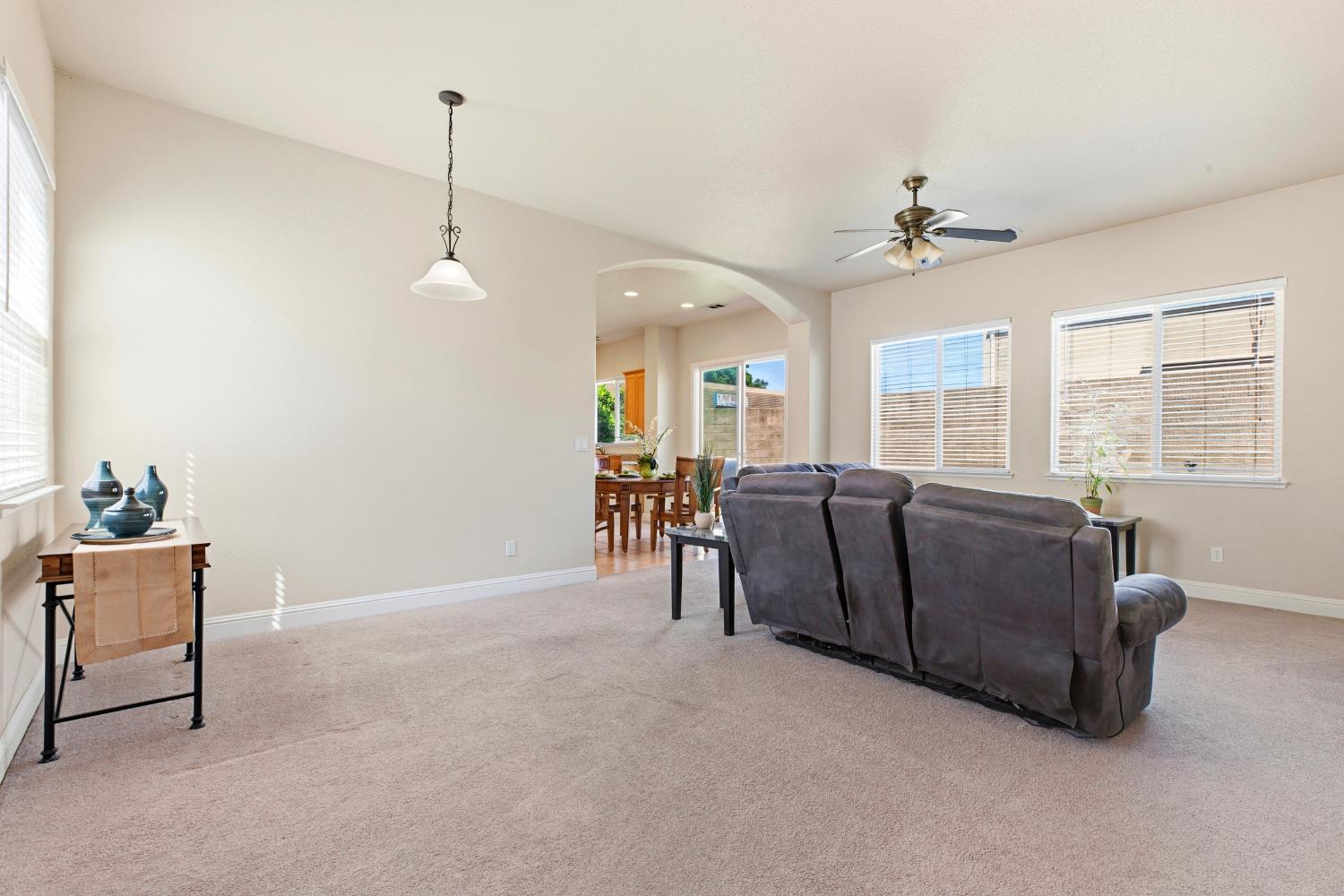 2206 Edmart St, Escalon, CA 95320