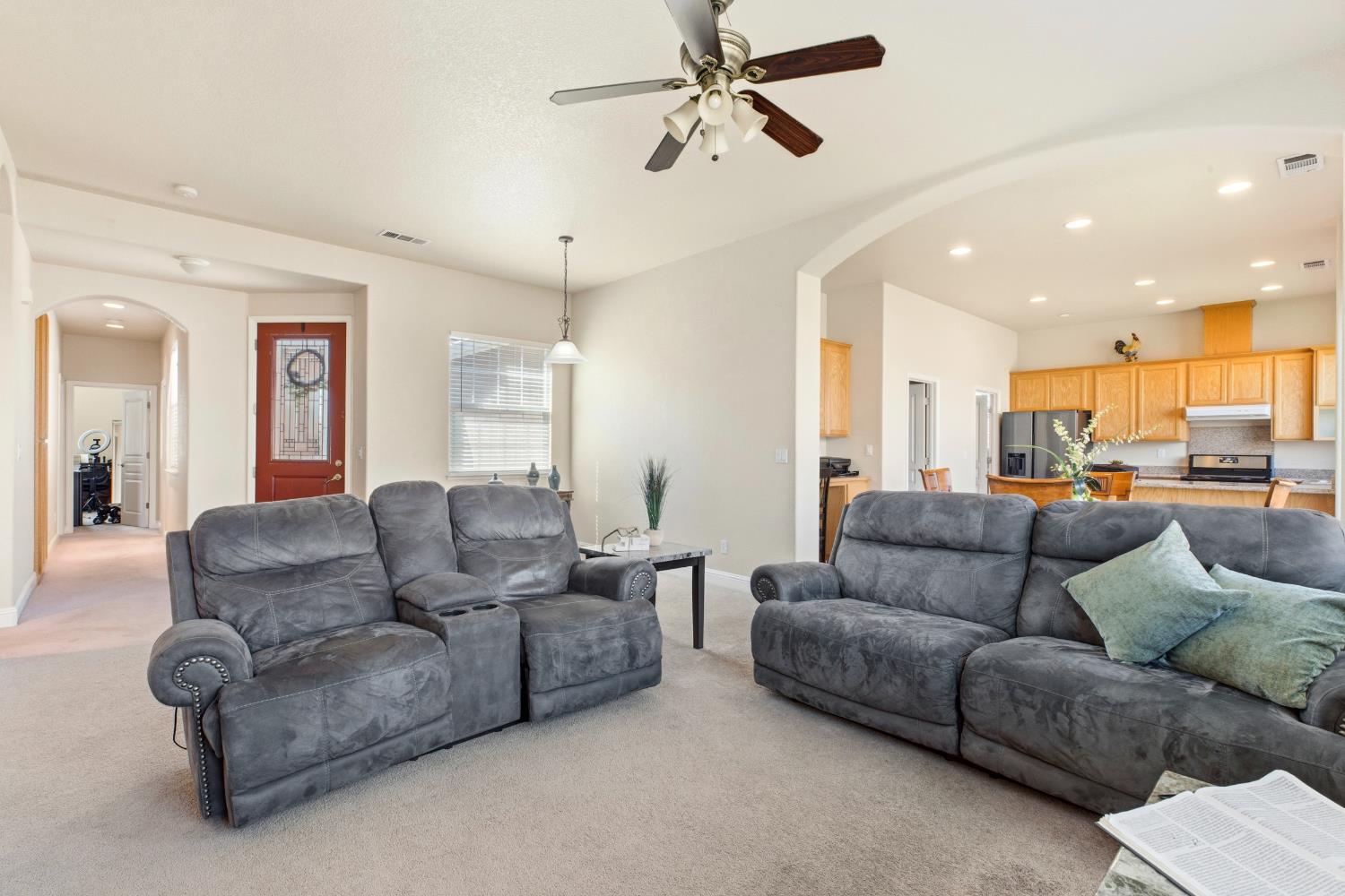 2206 Edmart St, Escalon, CA 95320