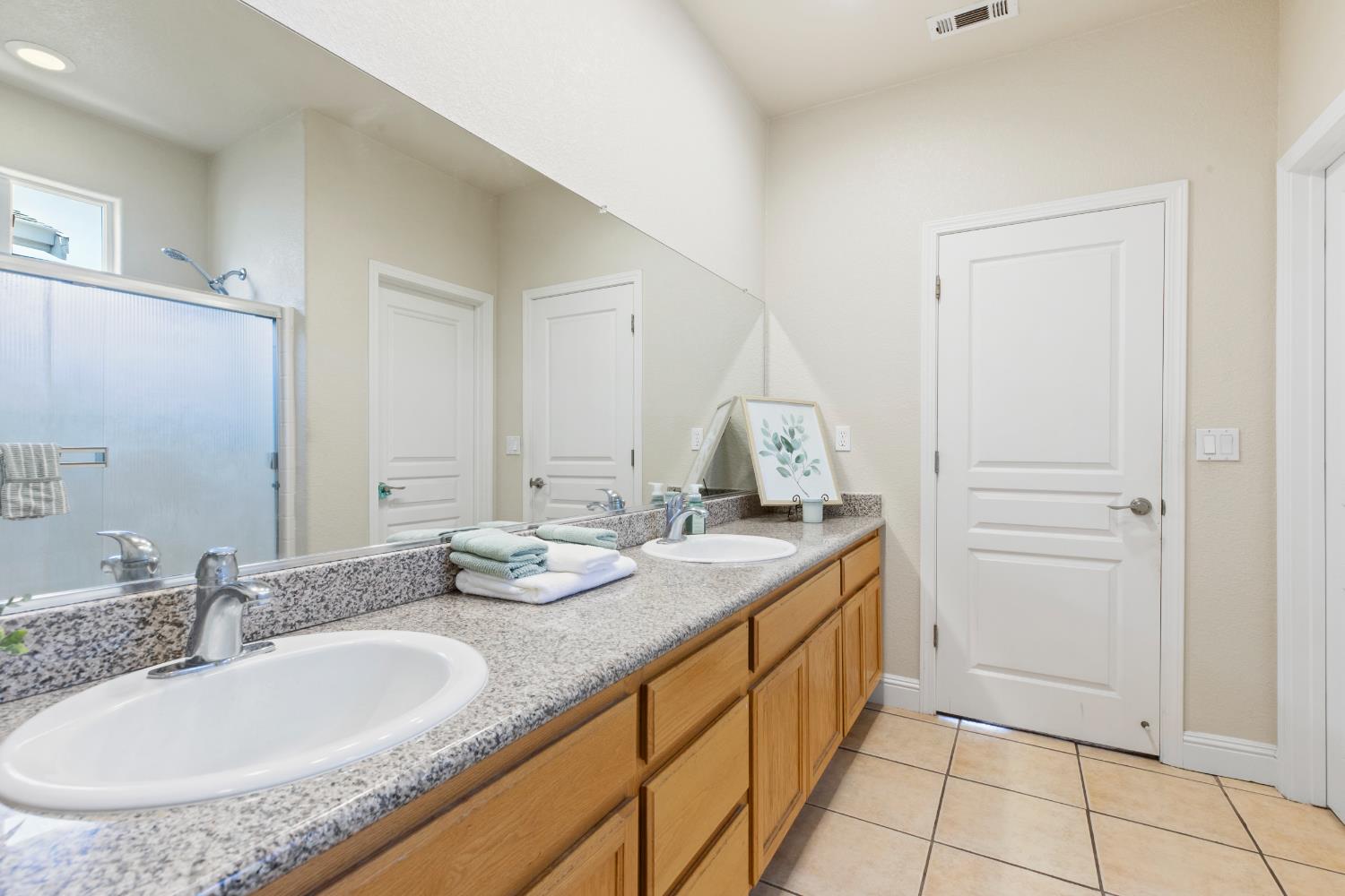 2206 Edmart St, Escalon, CA 95320