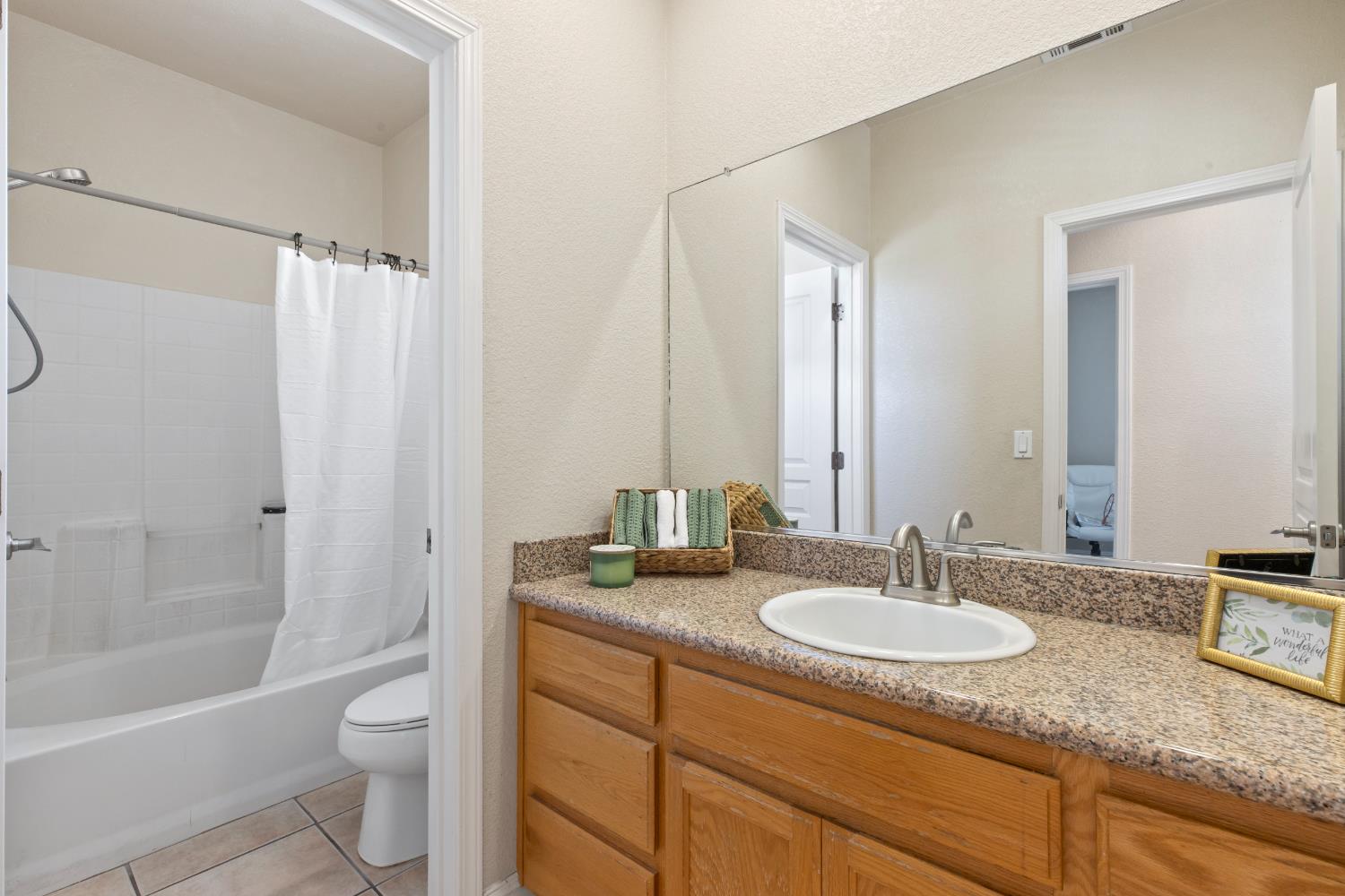 2206 Edmart St, Escalon, CA 95320