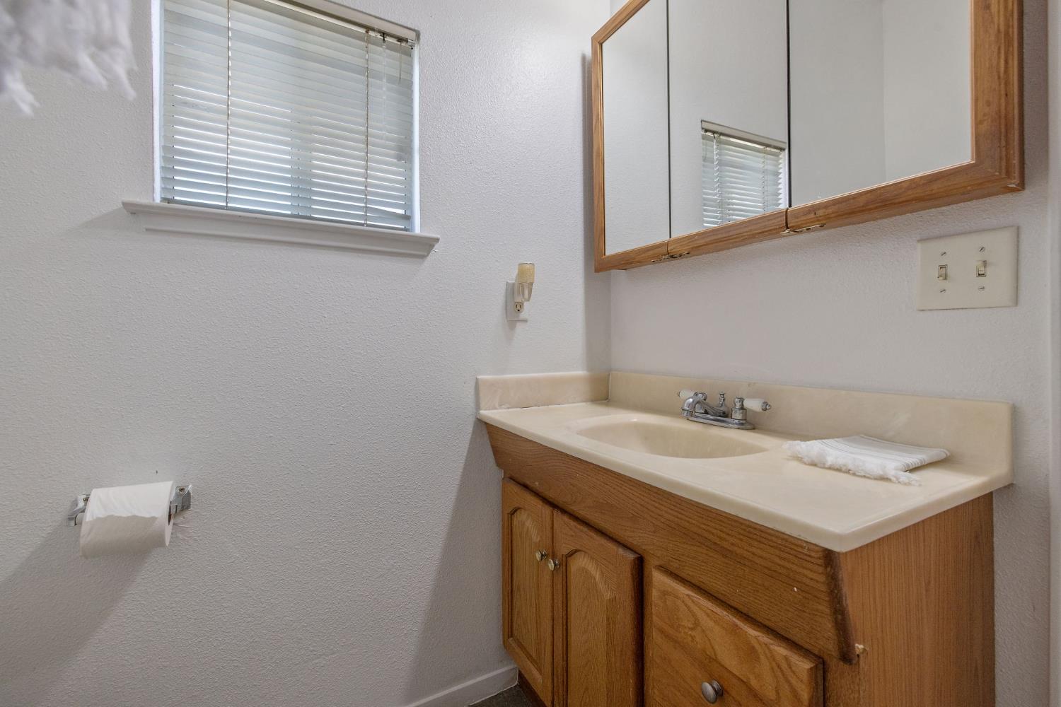 16808 W Palmer Ave, Huron, CA 93234