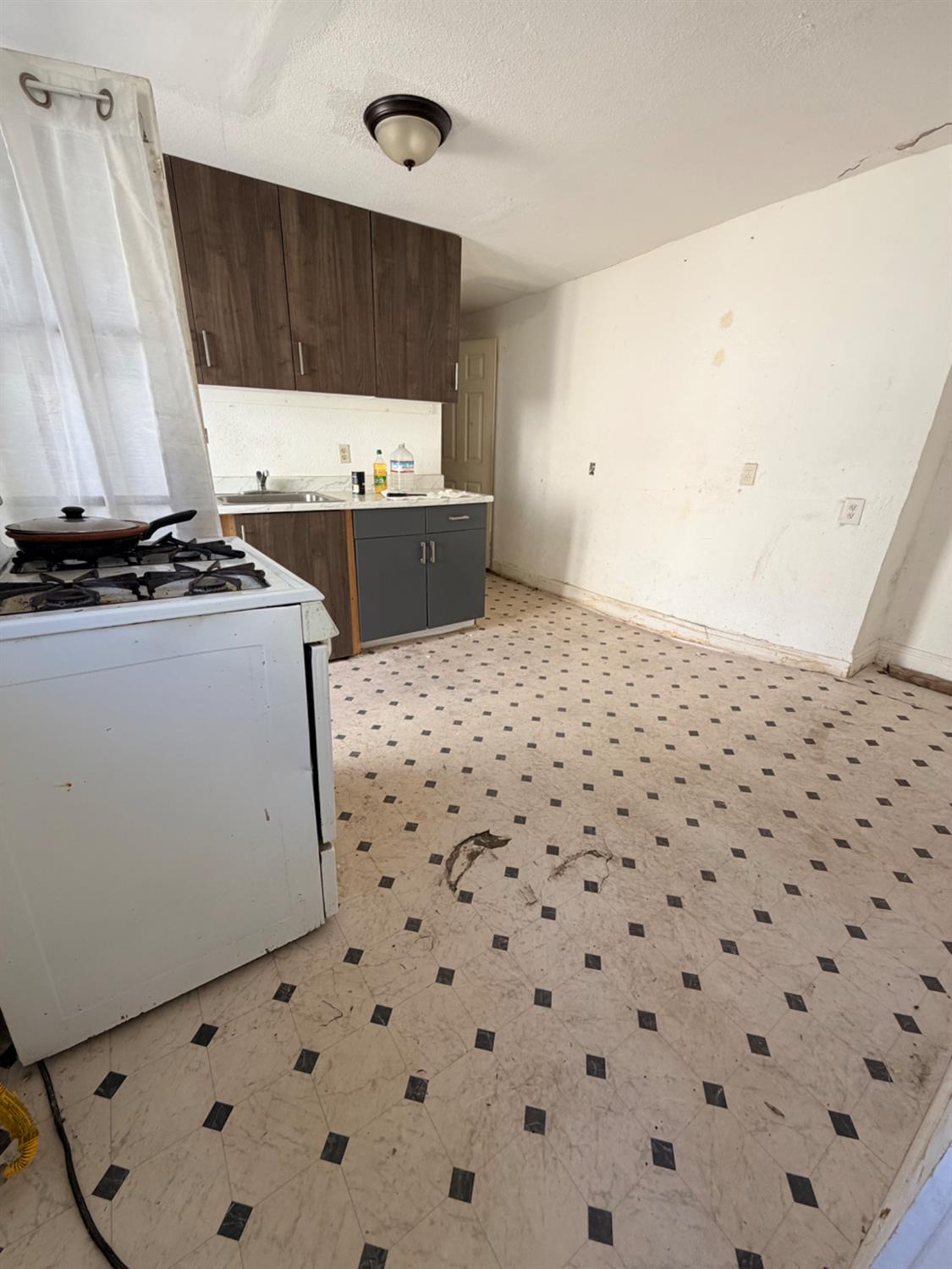 322 Pine St, Modesto, CA 95351