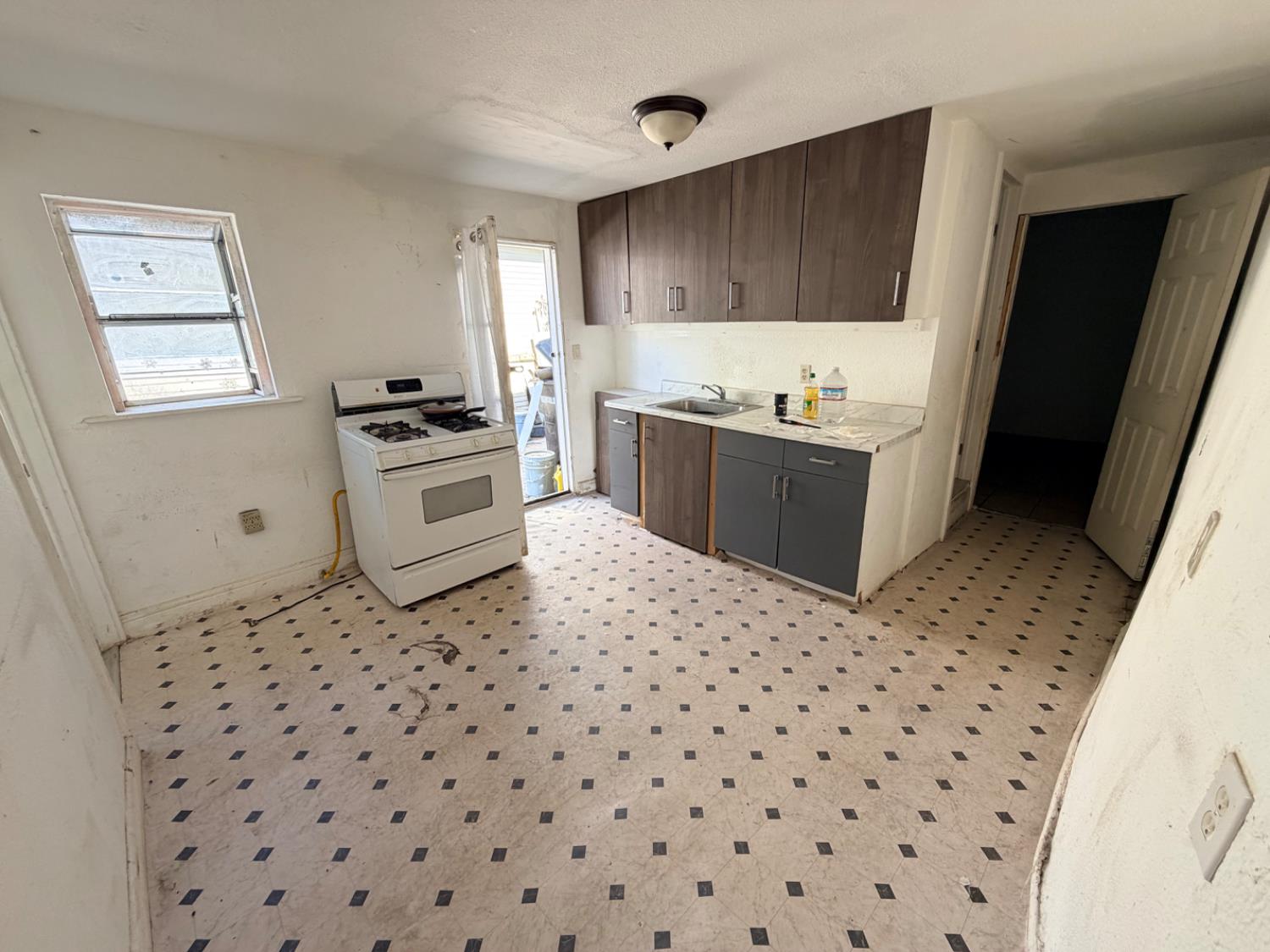 322 Pine St, Modesto, CA 95351