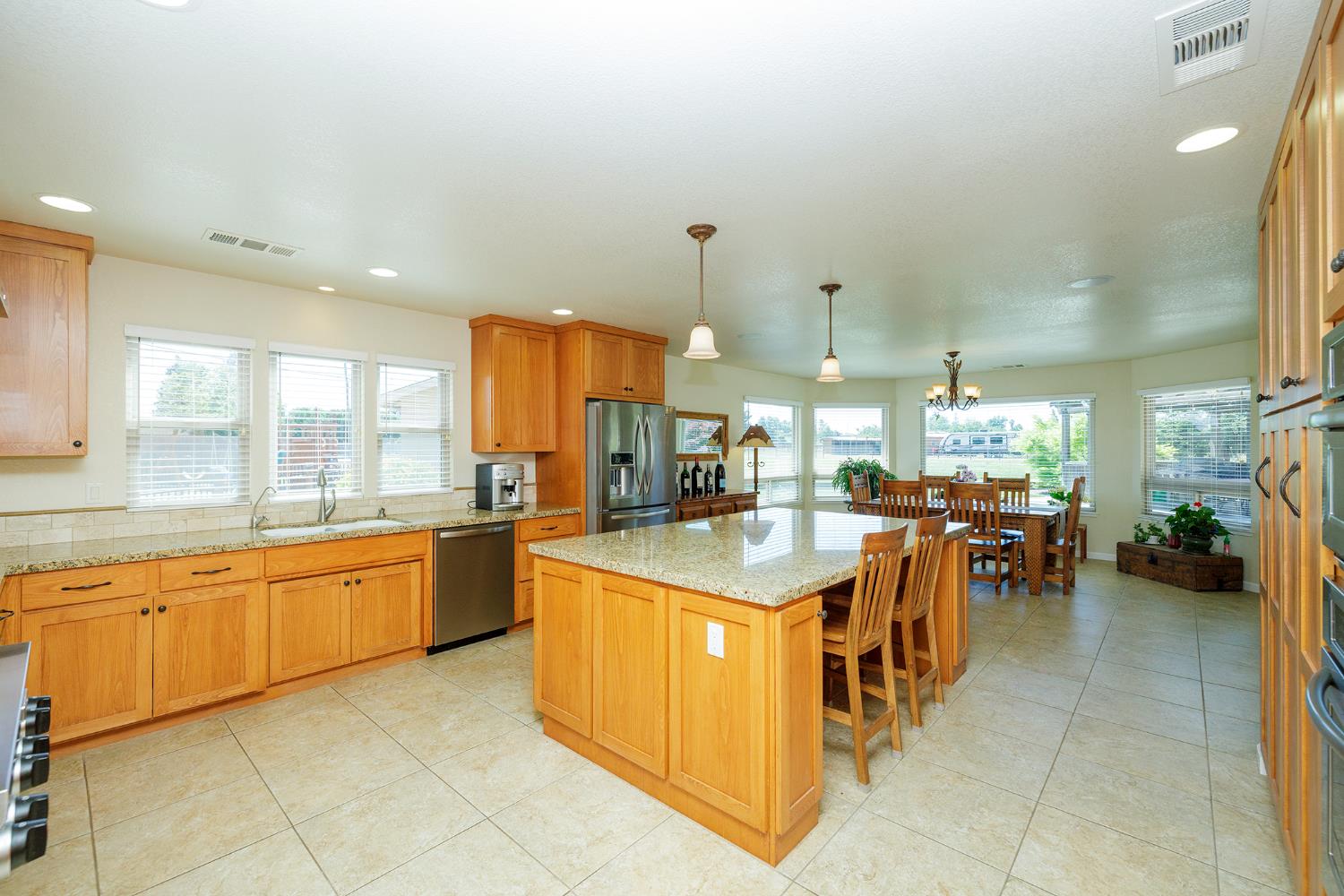 7167 Eleanor Rd, Oakdale, CA 95361