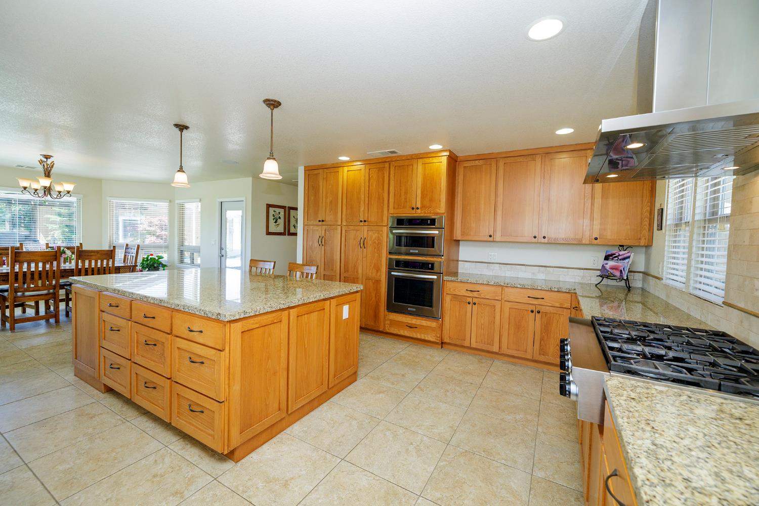 7167 Eleanor Rd, Oakdale, CA 95361