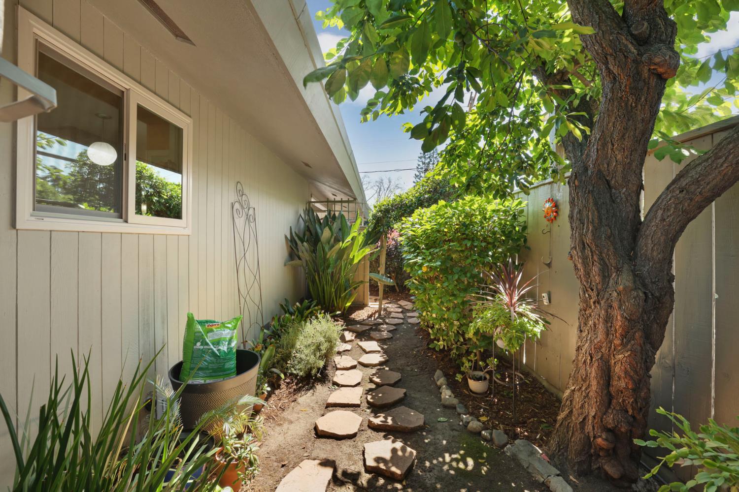 2406 Kenmore Ct, Modesto, CA 95350