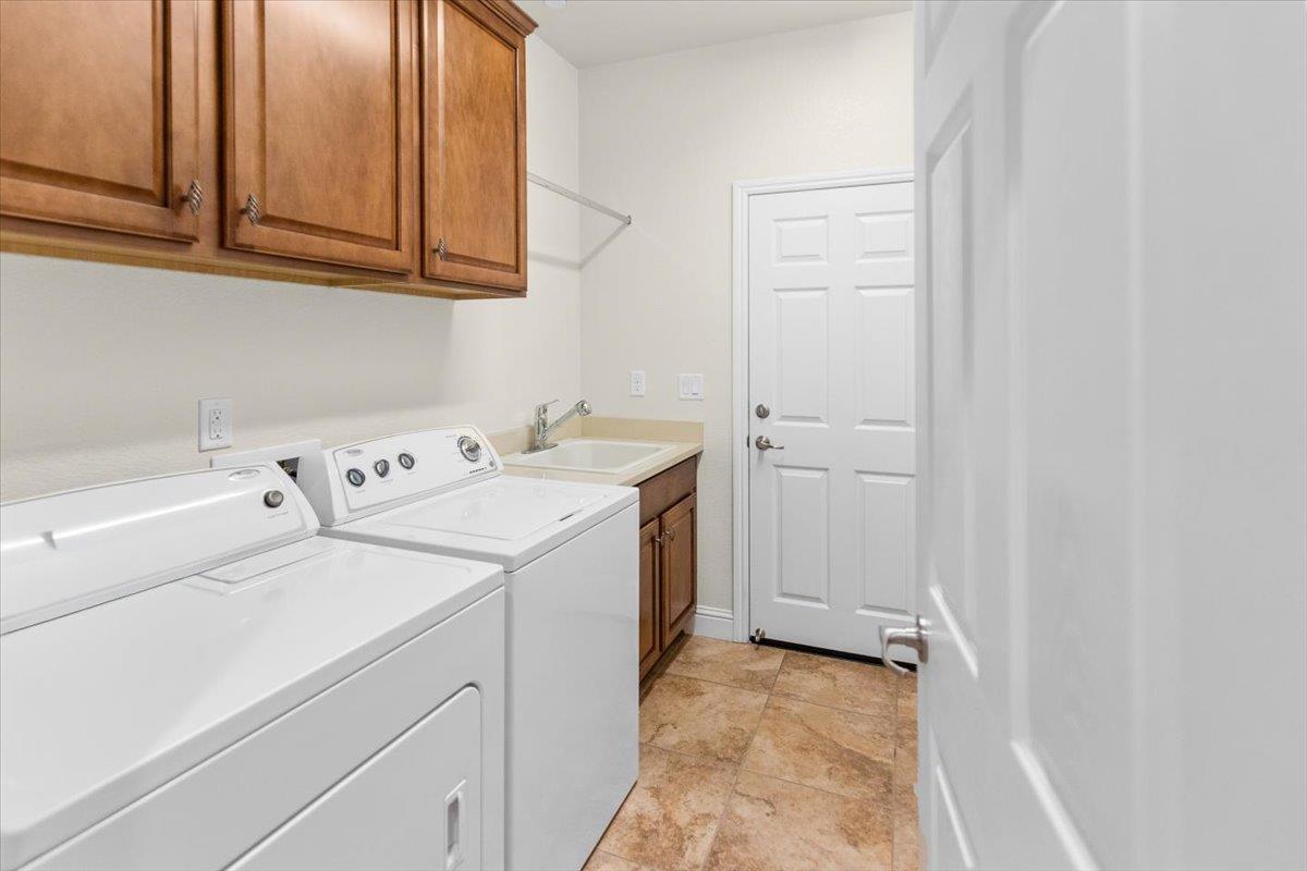 2053 Shady Oak St, Manteca, CA 95336