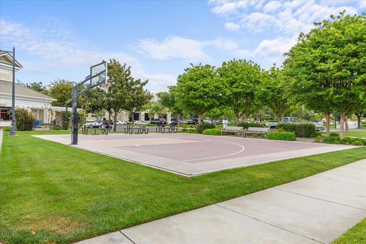 2053 Shady Oak St, Manteca, CA 95336