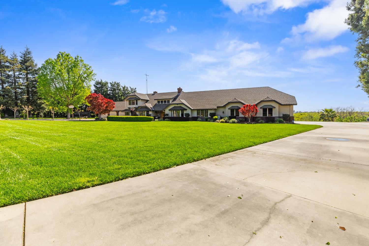 9000 Oak View Dr, Oakdale, CA 95361