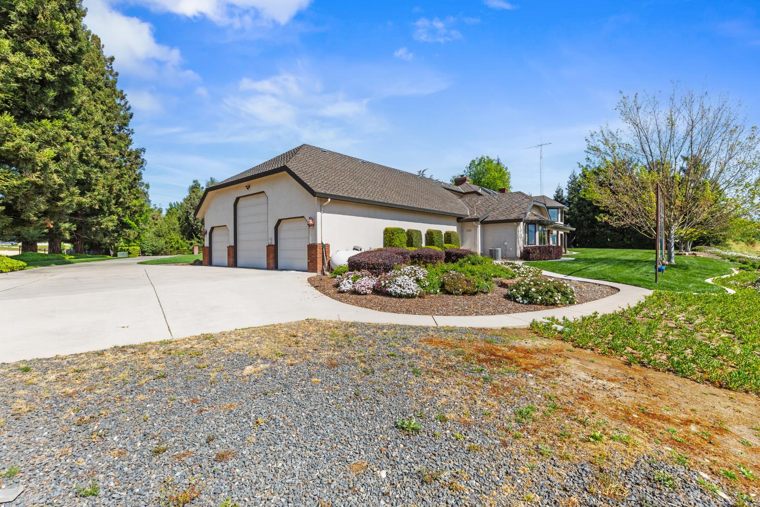 9000 Oak View Dr, Oakdale, CA 95361